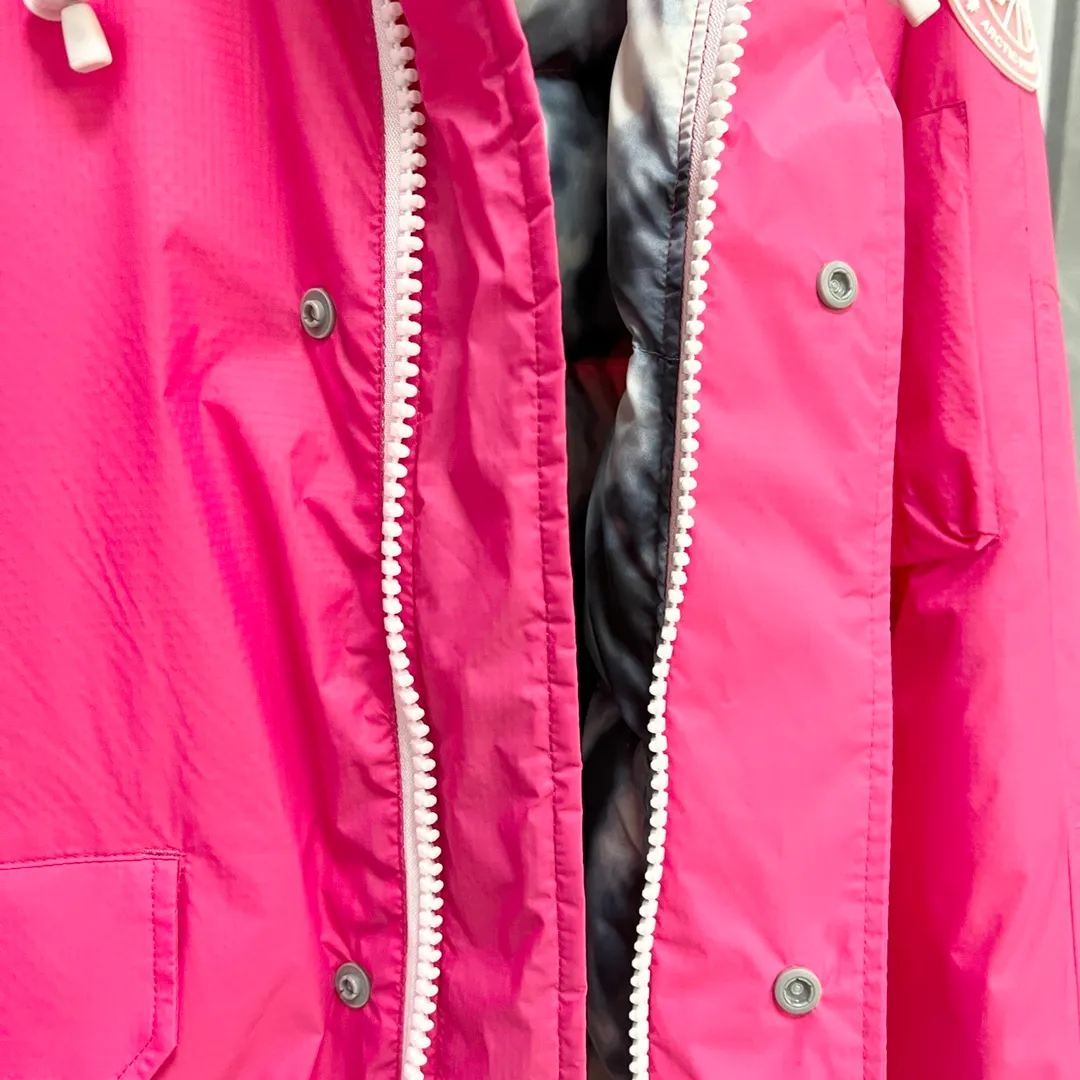 P780 𝗖𝗔𝗡𝗔𝗗𝗔 𝗚𝗢𝗢𝗦𝗘｜Canada Goose Glacier THE ICONS series Chilliwack bomber jacket 7999U1 Product color: black, white, dawn blue, pink, mood blue Size: S, M, L, XL, XXL Description: The Chilliwack bomber jacket was originally designed for pilots in the uninhabited areas of northern Canada. It is durable, warm and easy to move, which can meet the needs of pilots working in the Arctic waterways. Chilliwack's iconic style remains popular and is a popular jacket from Canada Goose. The Northern Lights capsule collection is reimagined in rich hues inspired by the stunning colors of Canada's north. The Glacial Haze capsule series is improved with an eye-catching and layered color series, giving people the feeling of being caught in the mist around icebergs and glaciers. Material list: 1⃣ Original custom-made double plain 9500-100% nylon nylon fabric 2⃣ Original YKK zipper, not a sub-factory product 3⃣ National standard 80% widely inspected white duck down, (ZP uses 80% white duck down/everything that boasts 90% is fake) Material analysis characteristics: 1⃣ Original factory/9500-100% nylon100% nylon Lurex yarn is actually 100% nylon. Nowadays, there are few pure ones. Most of them are mixed with cotton or polyester. Our top-quality original version is developed in accordance with ZP and uses the same material. 2⃣ As we all know, the original version uses 80% white duck down. The fill power refers to the cubic inches of volume occupied by each ounce (30 grams) of down under certain conditions. If one ounce of down occupies 500 cubic inches, the fill power of the down is 500. So we can simply understand it as: fill power is the volume of down, and the volume of down is fill power. The higher the fill power of down, it means that under the same filling amount, down can fix a larger volume of air layer to keep warm and insulate, so the warmth retention of down is better.